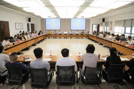 我校举办“一把手”学习培训会