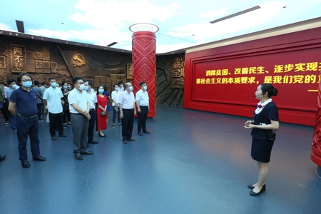 【党史学习教育】我校组织领导干部参观脱贫攻坚成就展