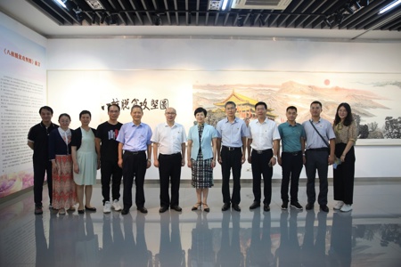 自治区人大常委会副主任杨静华到我校参观脱贫攻坚百米长卷《八桂脱贫攻坚图》画展