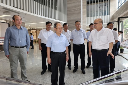自治区党委书记鹿心社到我校调研 强调要围绕学校办学目标，打好“两张牌”，在促进广西文化艺术传承与发展中发挥更大作用