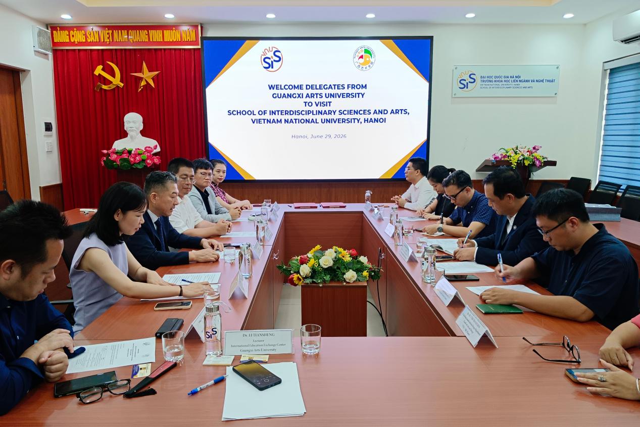 图10. 韦俊平与越南河内国家大学交叉学科与艺术学院代表座谈