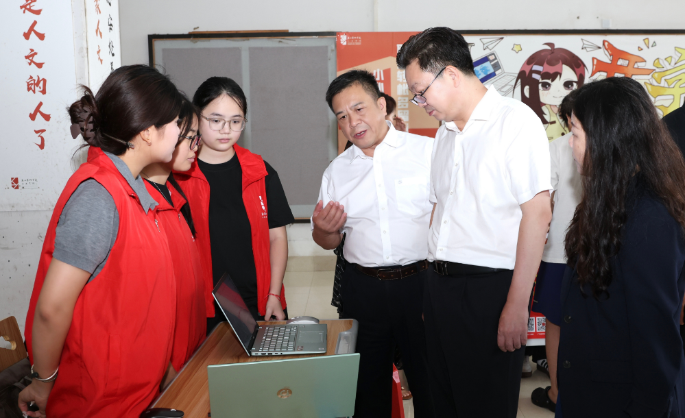 学校领导亲切慰问2026级新生