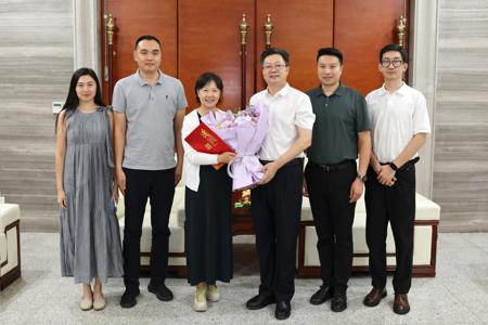 我校开展第42个教师节走访慰问活动