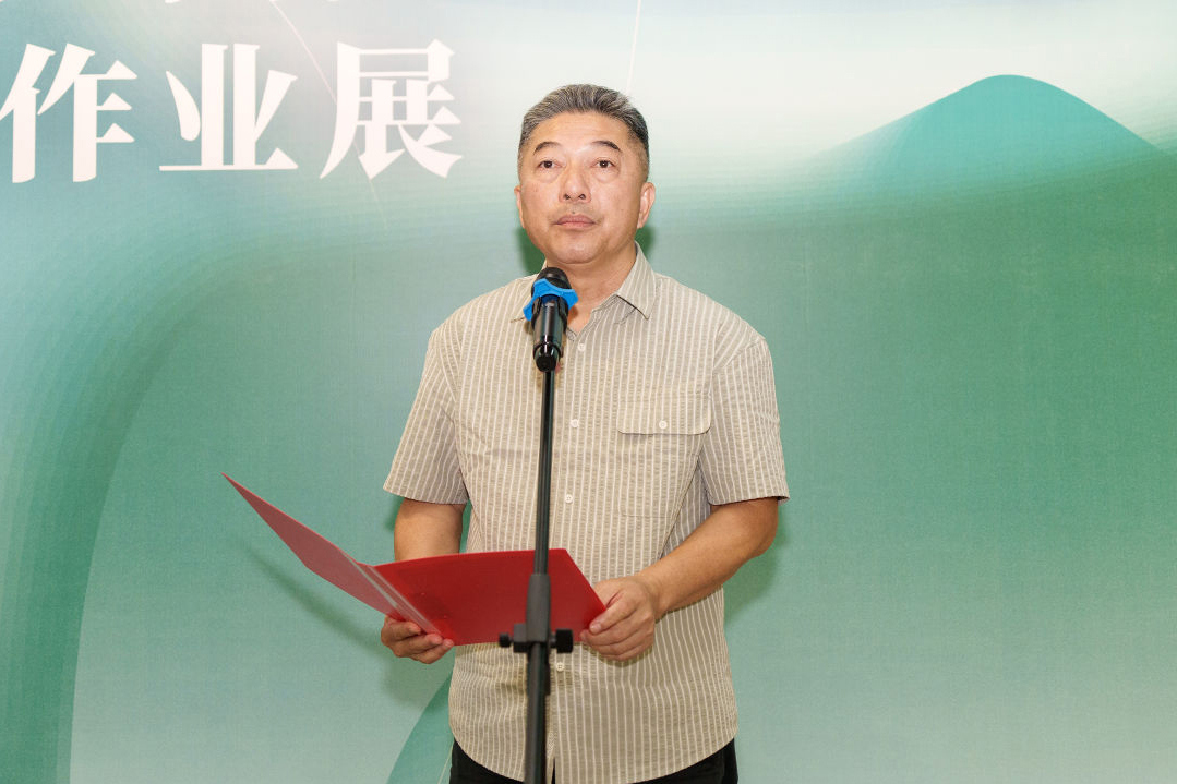广西艺术学院党委副书记、校长，漓江画派促进会会长 韦俊平 宣布展览开幕