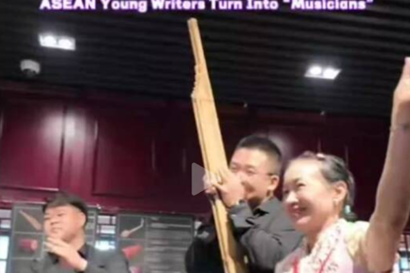 广西北部湾之声：走进广西民族音乐博物馆，东盟青年作家秒变“演奏家”