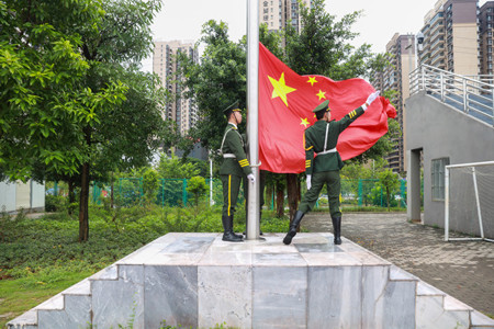 我校举行2021年秋季学期全校升旗仪式