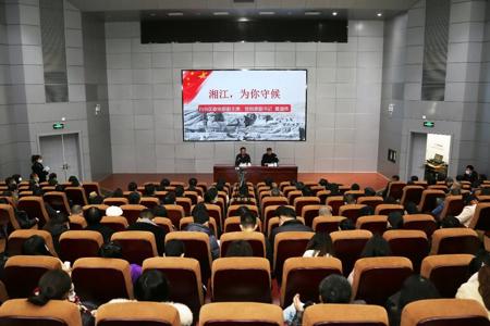 自治区政协原副主席、党组原副书记黄道伟到我校作党史学习教育专题报告