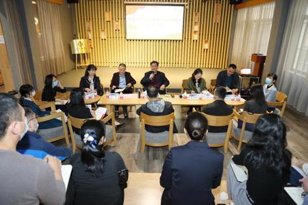 学校党委副书记、校长侯道辉与马克思主义学院教师交流座谈