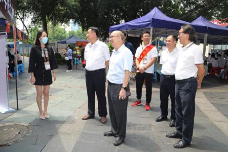 学校领导亲切慰问2022级新生