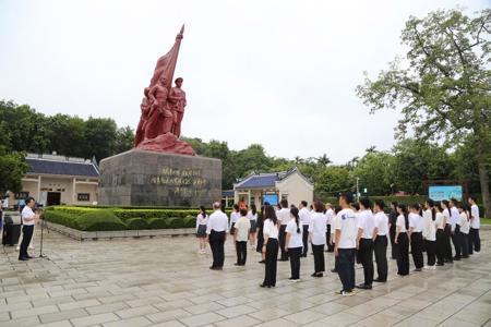 缅怀革命先烈　传承革命精神——我校举行烈士纪念日向革命烈士敬献花篮仪式