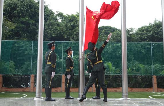 我校举行2024年庆祝中华人民共和国成立75周年升旗仪式