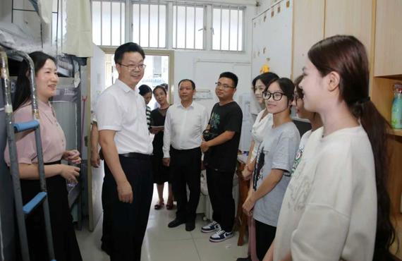 学校领导亲切慰问2025级新生