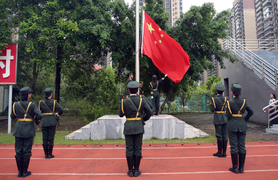 我校举行2025年国庆升旗仪式