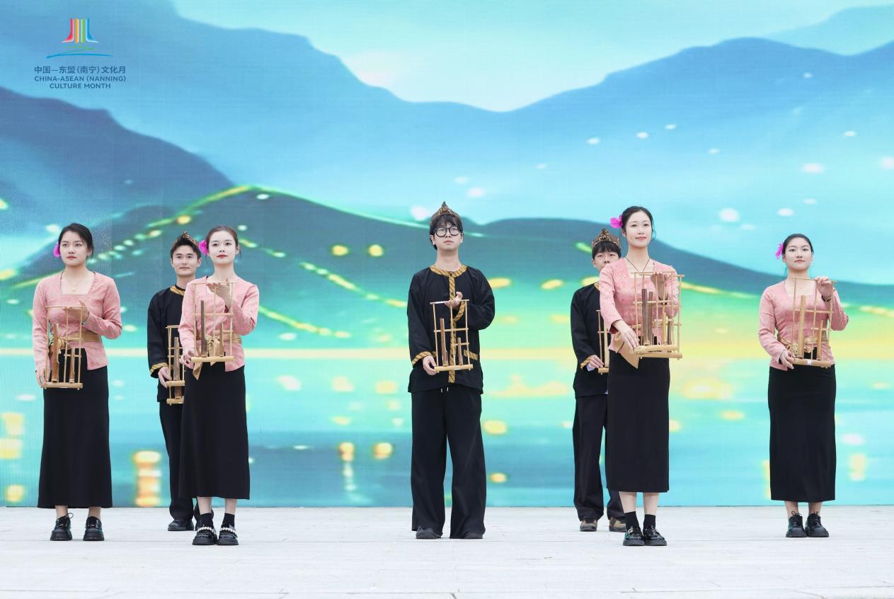 4我校艺术研究院的同学们用印尼民乐安格隆演奏《山歌好比春江水》.jpeg