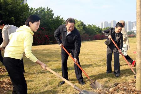 我校开展“共植新绿添春意 凝心聚力筑同心”统一战线植树护林活动
