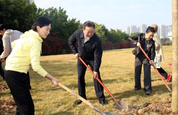 我校开展“共植新绿添春意 凝心聚力筑同心”统一战线植树护林活动